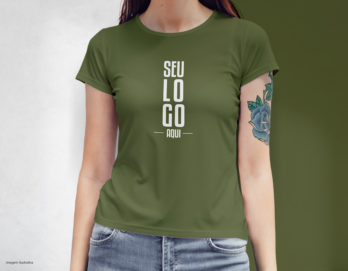Camiseta feminina de corte cinturado, confeccionada em tecido meia malha, 100% algodão (135 g/m2) e com fio 30/1 misto. Com gola em ribana 1 X1 com fita de reforço  e com costura dupla nas mangas, barra de fundo e laterais. Tamanhos: P, M, G e GG.