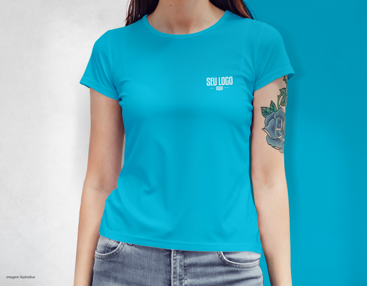 Camiseta feminina de corte cinturado, confeccionada em tecido meia malha, 100% algodão (135 g/m2) e com fio 30/1 misto. Com gola em ribana 1 X1 com fita de reforço  e com costura dupla nas mangas, barra de fundo e laterais. Tamanhos: P, M, G e GG.