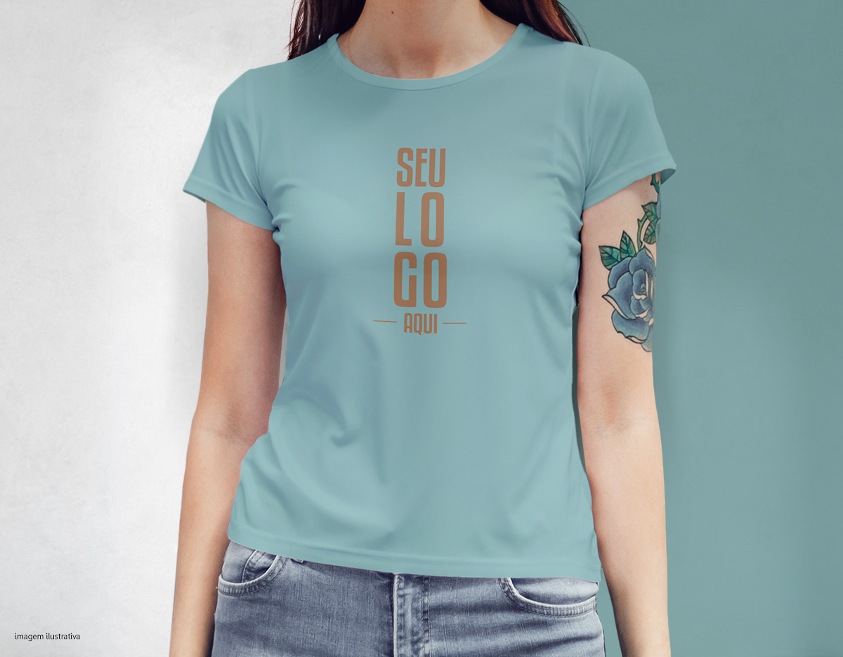 Camiseta feminina de corte cinturado, confeccionada em tecido meia malha, 100% algodão (135 g/m2) e com fio 30/1 misto. Com gola em ribana 1 X1 com fita de reforço  e com costura dupla nas mangas, barra de fundo e laterais. Tamanhos: P, M, G e GG.