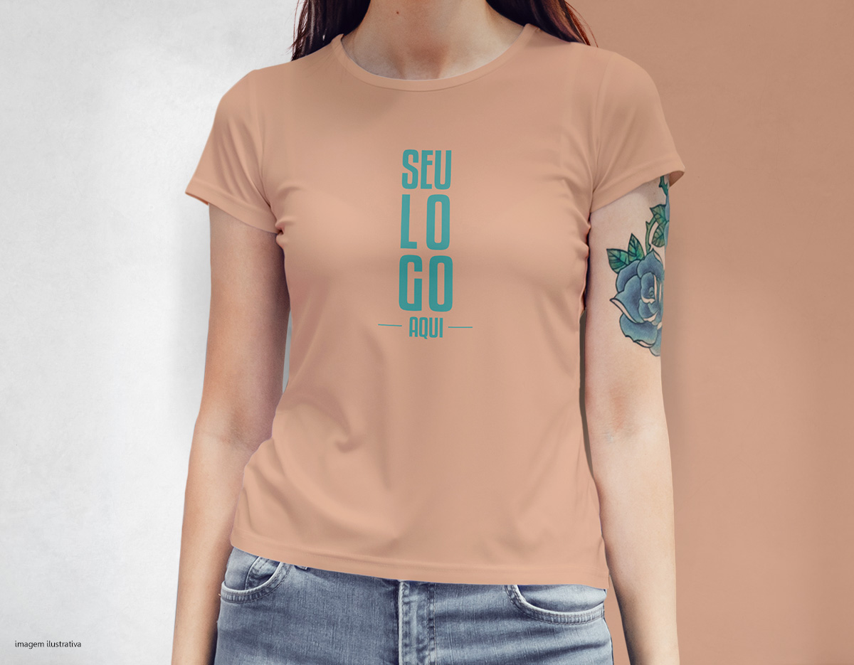 Camiseta feminina de corte cinturado, confeccionada em tecido meia malha, 100% algodão (135 g/m2) e com fio 30/1 misto. Com gola em ribana 1 X1 com fita de reforço  e com costura dupla nas mangas, barra de fundo e laterais. Tamanhos: P, M, G e GG.