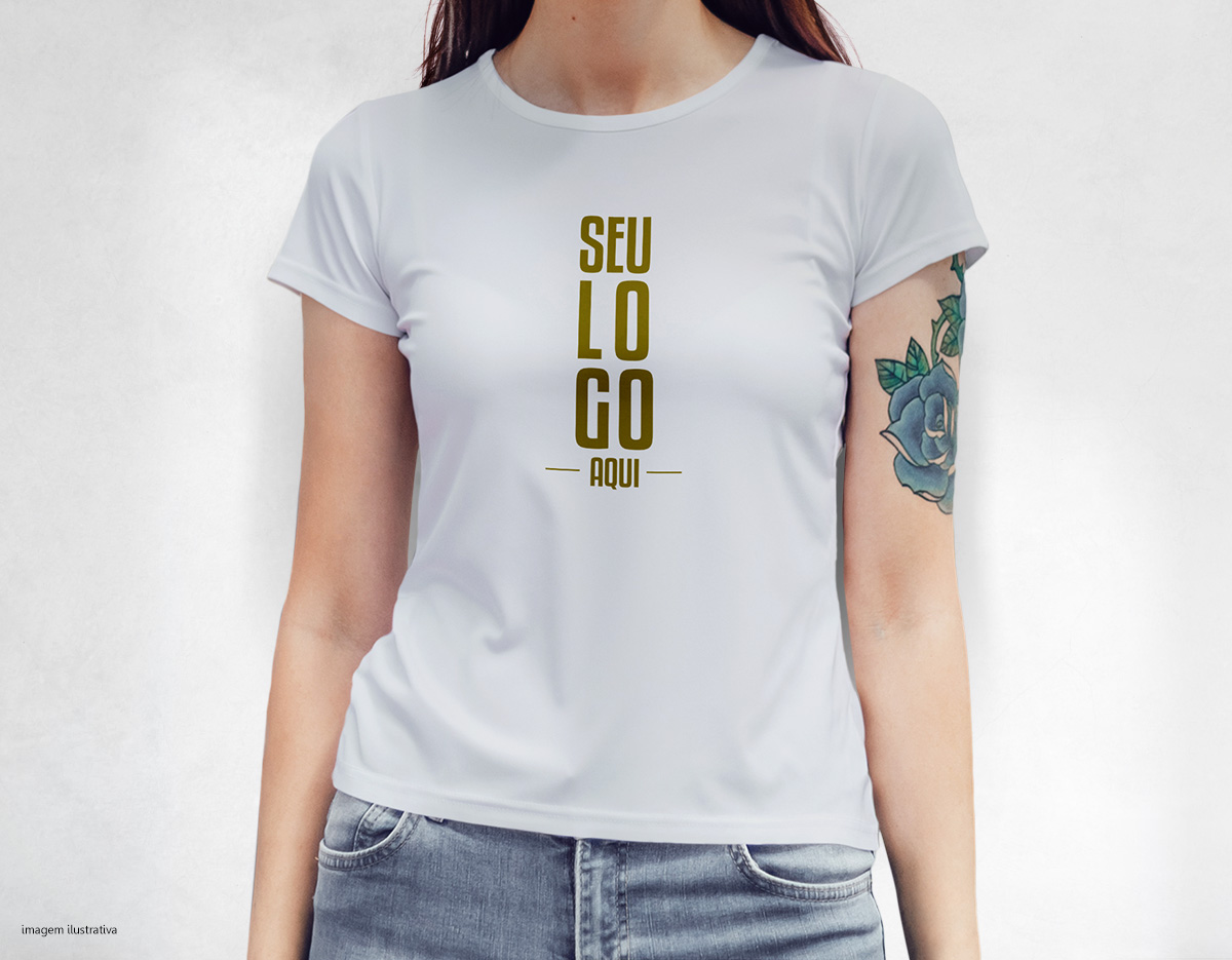 Camiseta feminina de corte cinturado, confeccionada em tecido meia malha, 100% algodão (135 g/m2) e com fio 30/1 misto. Com gola em ribana 1 X1 com fita de reforço  e com costura dupla nas mangas, barra de fundo e laterais. Tamanhos: P, M, G e GG.