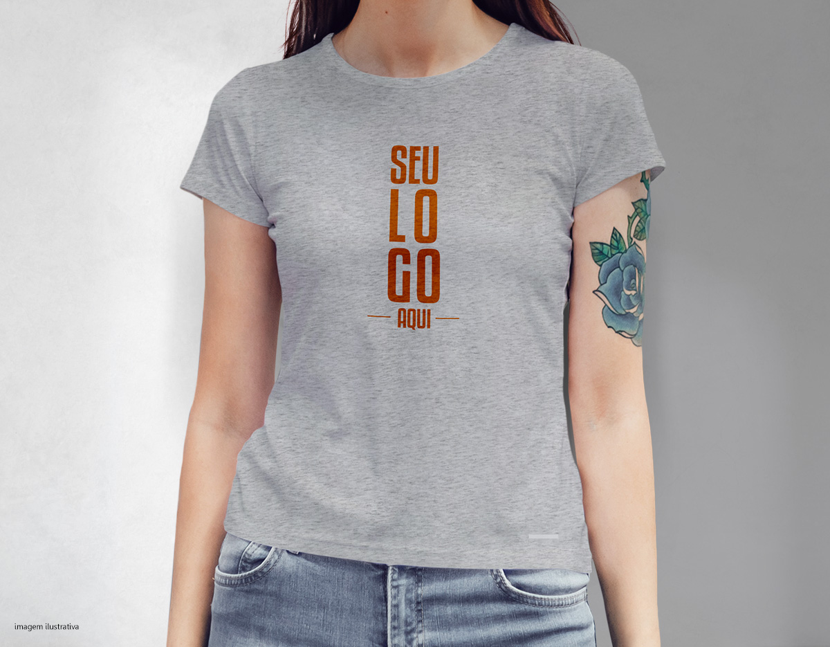 Camiseta feminina de corte cinturado, confeccionada em tecido meia malha, 100% algodão (135 g/m2) e com fio 30/1 misto. Com gola em ribana 1 X1 com fita de reforço  e com costura dupla nas mangas, barra de fundo e laterais. Tamanhos: P, M, G e GG.