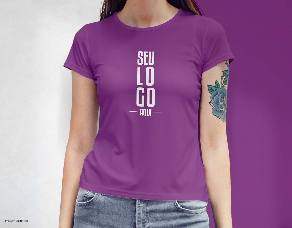 Camiseta feminina de corte cinturado, confeccionada em tecido meia malha, 100% algodão (135 g/m2) e com fio 30/1 misto. Com gola em ribana 1 X1 com fita de reforço  e com costura dupla nas mangas, barra de fundo e laterais. Tamanhos: P, M, G e GG.