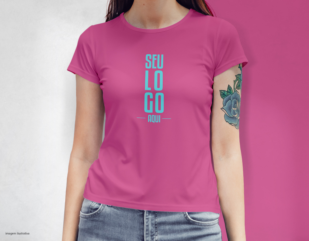 Camiseta feminina de corte cinturado, confeccionada em tecido meia malha, 100% algodão (135 g/m2) e com fio 30/1 misto. Com gola em ribana 1 X1 com fita de reforço  e com costura dupla nas mangas, barra de fundo e laterais. Tamanhos: P, M, G e GG.