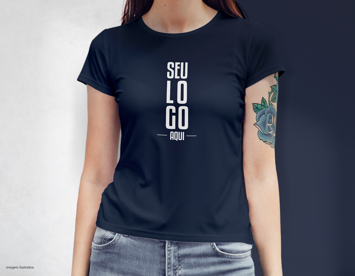 Camiseta feminina de corte cinturado, confeccionada em tecido meia malha, 100% algodão (135 g/m2) e com fio 30/1 misto. Com gola em ribana 1 X1 com fita de reforço  e com costura dupla nas mangas, barra de fundo e laterais. Tamanhos: P, M, G e GG.