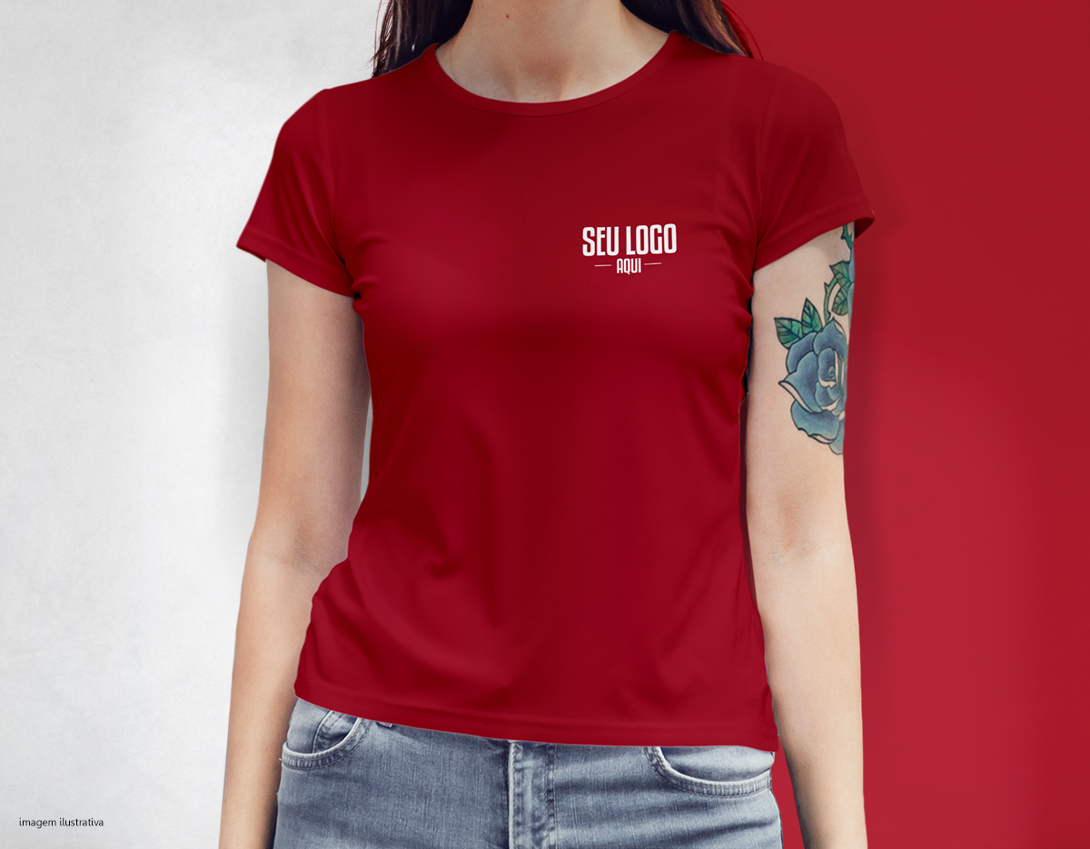 Camiseta feminina de corte cinturado, confeccionada em tecido meia malha, 100% algodão (135 g/m2) e com fio 30/1 misto. Com gola em ribana 1 X1 com fita de reforço  e com costura dupla nas mangas, barra de fundo e laterais. Tamanhos: P, M, G e GG.