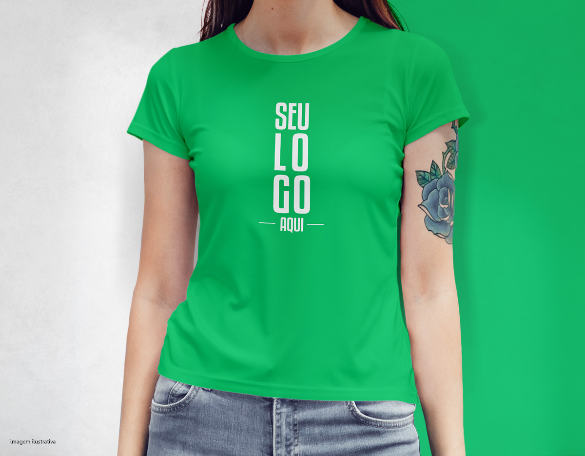 Camiseta feminina de corte cinturado, confeccionada em tecido meia malha, 100% algodão (135 g/m2) e com fio 30/1 misto. Com gola em ribana 1 X1 com fita de reforço  e com costura dupla nas mangas, barra de fundo e laterais. Tamanhos: P, M, G e GG.
