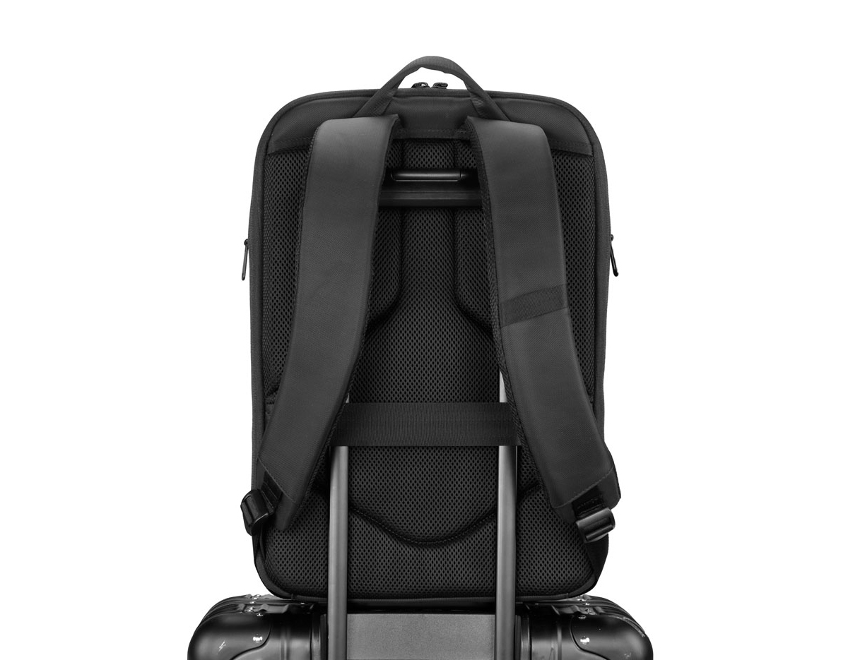 Mochila Premium, adequada para viagens de negócios, feito de tecido de poliéster, resistente à água e ao desgaste, alças de ombro acolchoadas, aceita notebook de até 15,6", engate para mala de viagem, com dois bolsos nas laterais.