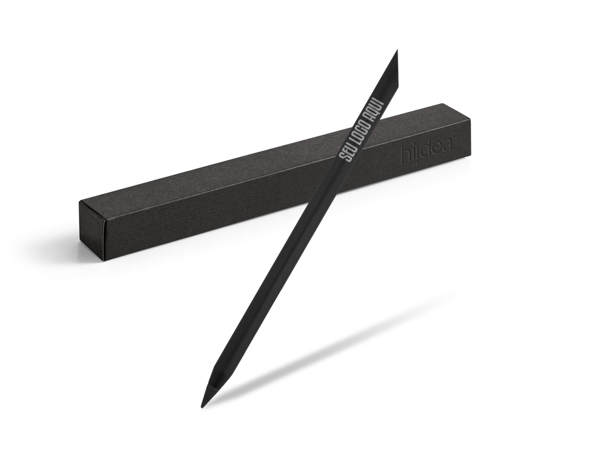 Caneta sem tinta em alumínio com ponta de liga metálica com grafite capaz de durar por muito tempo. Não é necessário afiar e pode apagar o que escrever. Fornecida em caixa craft preta. ø8 x 153 mm