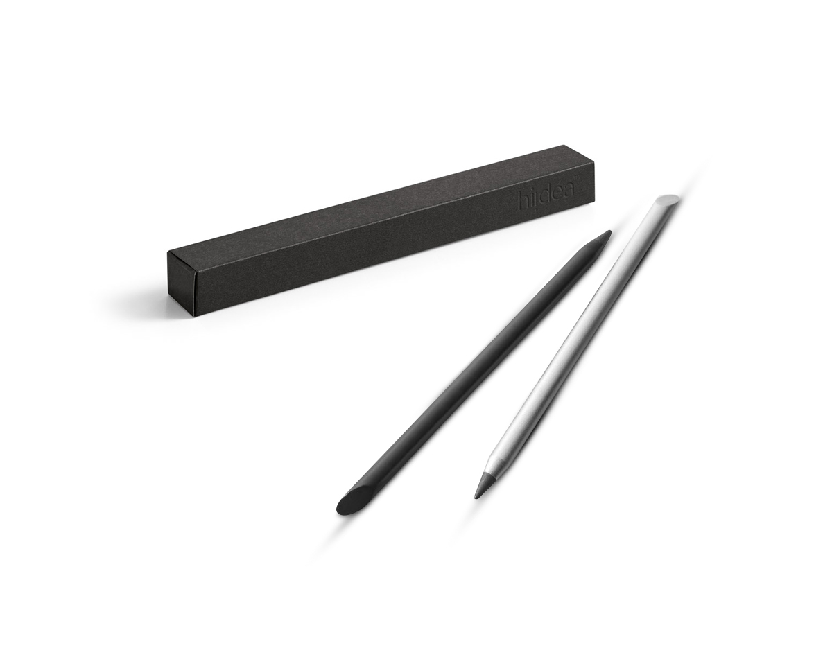 Caneta sem tinta em alumínio com ponta de liga metálica com grafite capaz de durar por muito tempo. Não é necessário afiar e pode apagar o que escrever. Fornecida em caixa craft preta. ø8 x 153 mm