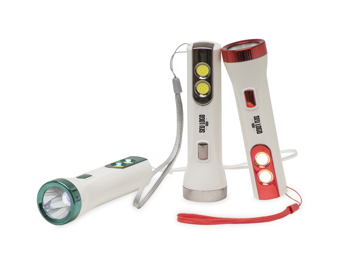 Lanterna plástica recarregável de um led com 3 estágios de iluminação e dois leds lateriais com função luminária. Possui cordão de nylon para transporte e acompanha cabo usb.