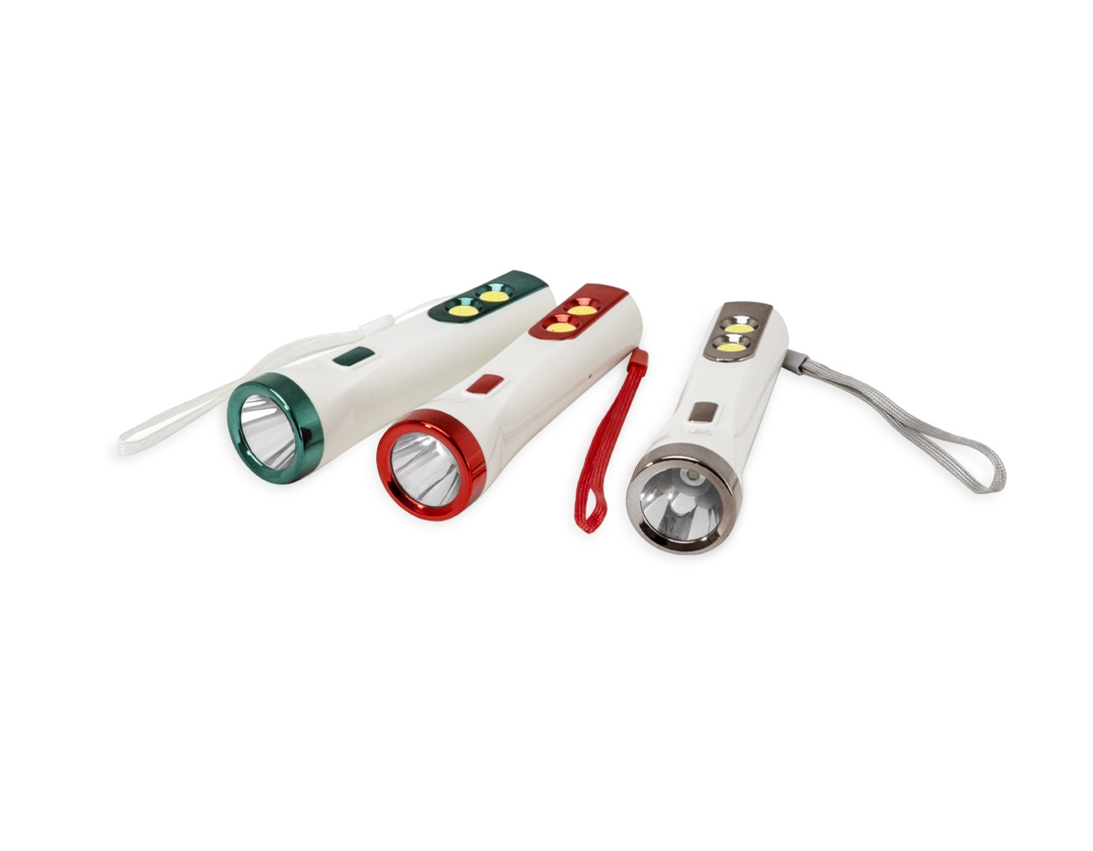 Lanterna plástica recarregável de um led com 3 estágios de iluminação e dois leds lateriais com função luminária. Possui cordão de nylon para transporte e acompanha cabo usb.