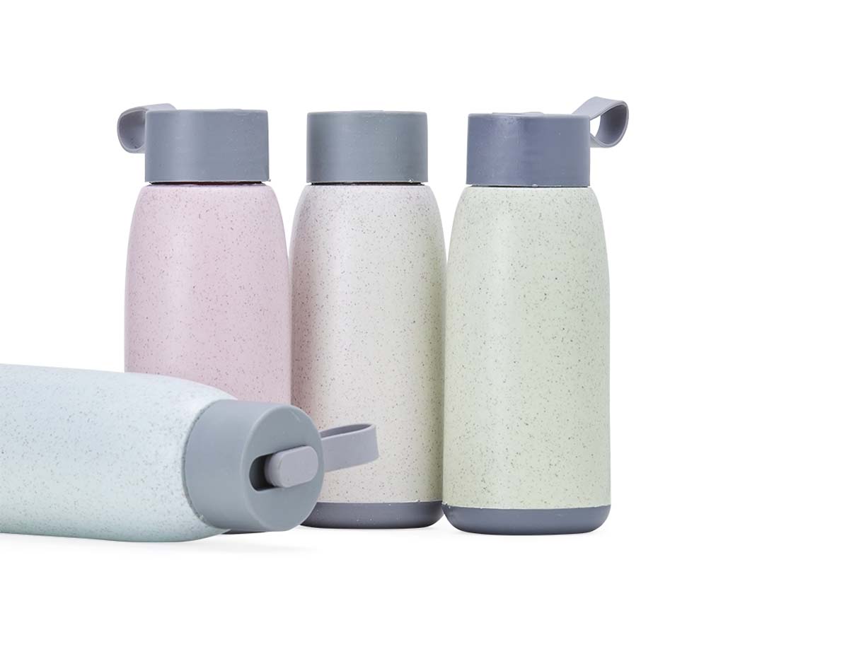 Garrafa de vidro 350ml com revestimento plástico, tampa plástica com alça de silicone.