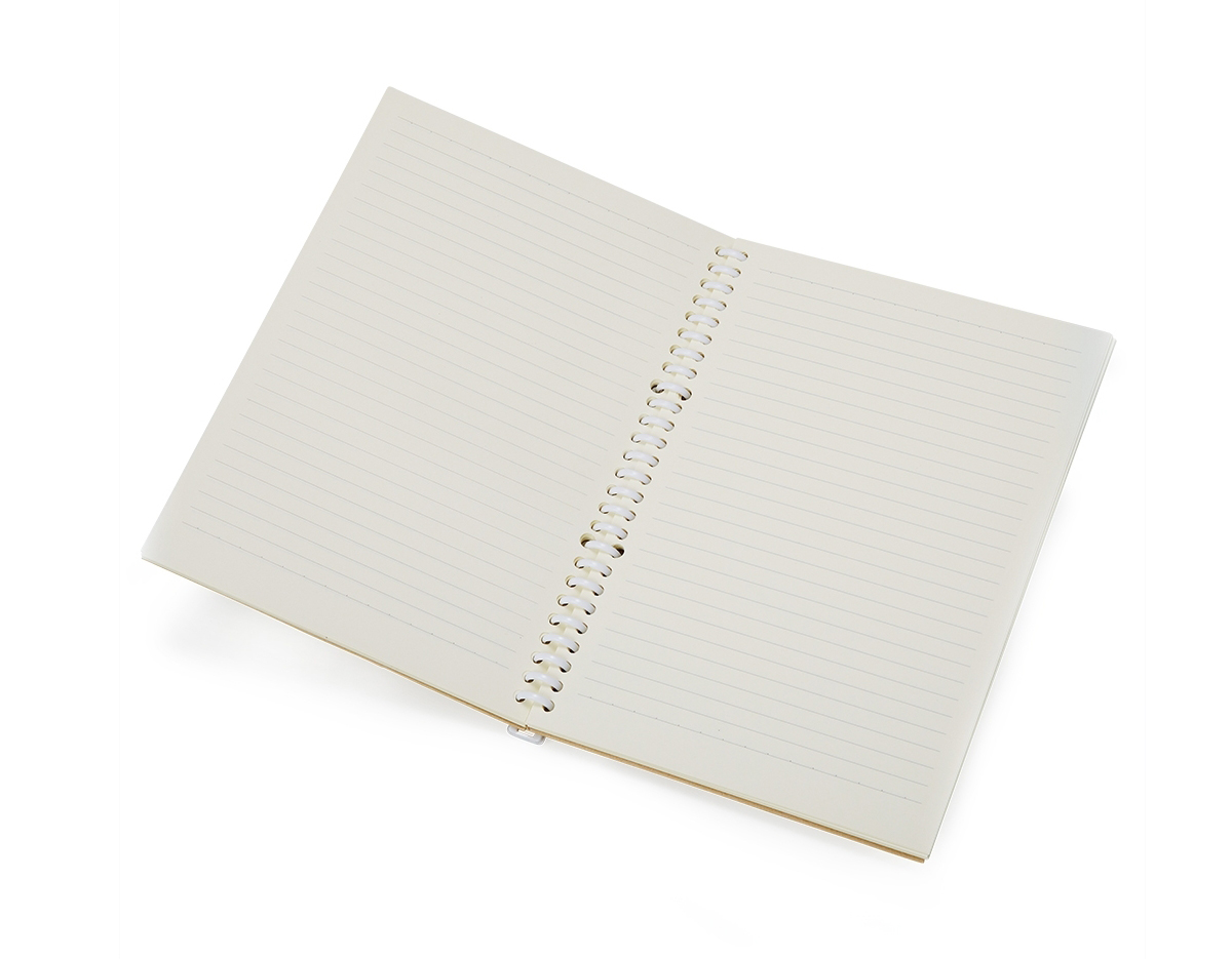 Caderno B5 com capa dura em kraft e espiral removível, contém aproximadamente 90 folhas marfim com pauta.