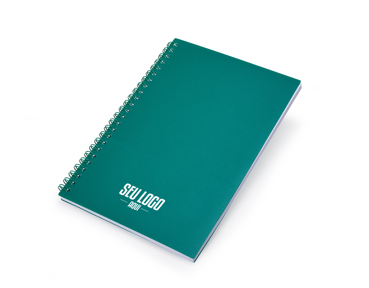 Caderno A5 plástico com wire-o metálico, contém aproximadamente 80 folhas brancas com pauta.
