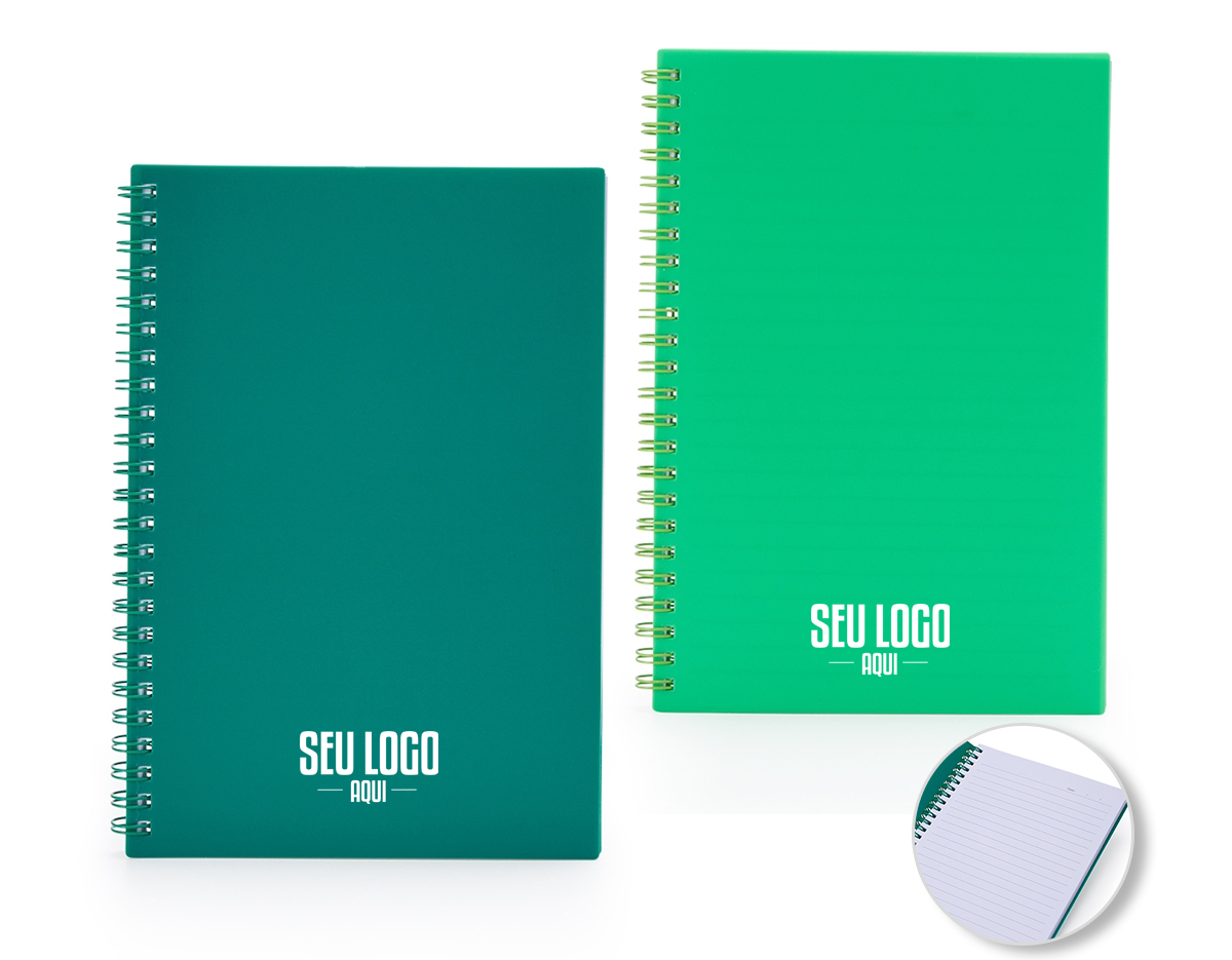 Caderno A5 plástico com wire-o metálico, contém aproximadamente 80 folhas brancas com pauta.