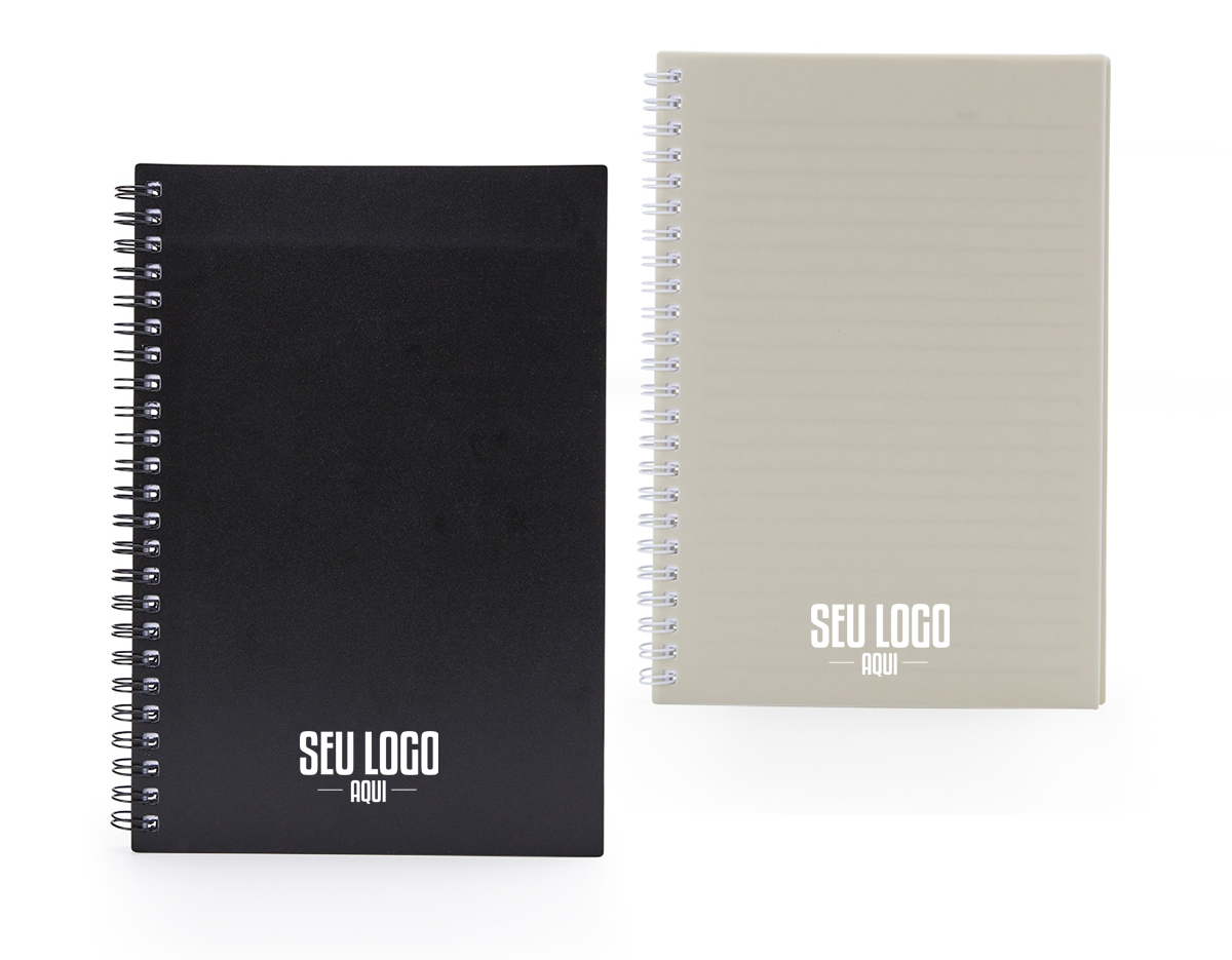 Caderno A5 plástico com wire-o metálico, contém aproximadamente 80 folhas brancas com pauta.