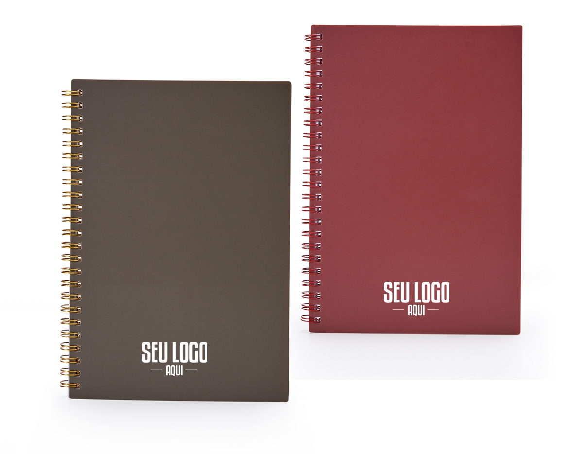 Caderno A5 plástico com wire-o metálico, contém aproximadamente 80 folhas brancas com pauta.