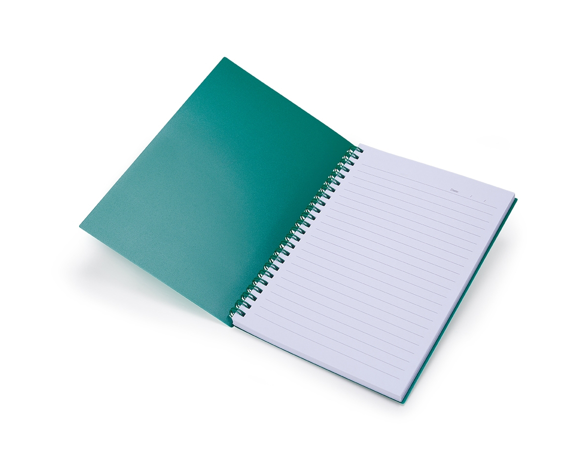Caderno A5 plástico com wire-o metálico, contém aproximadamente 80 folhas brancas com pauta.