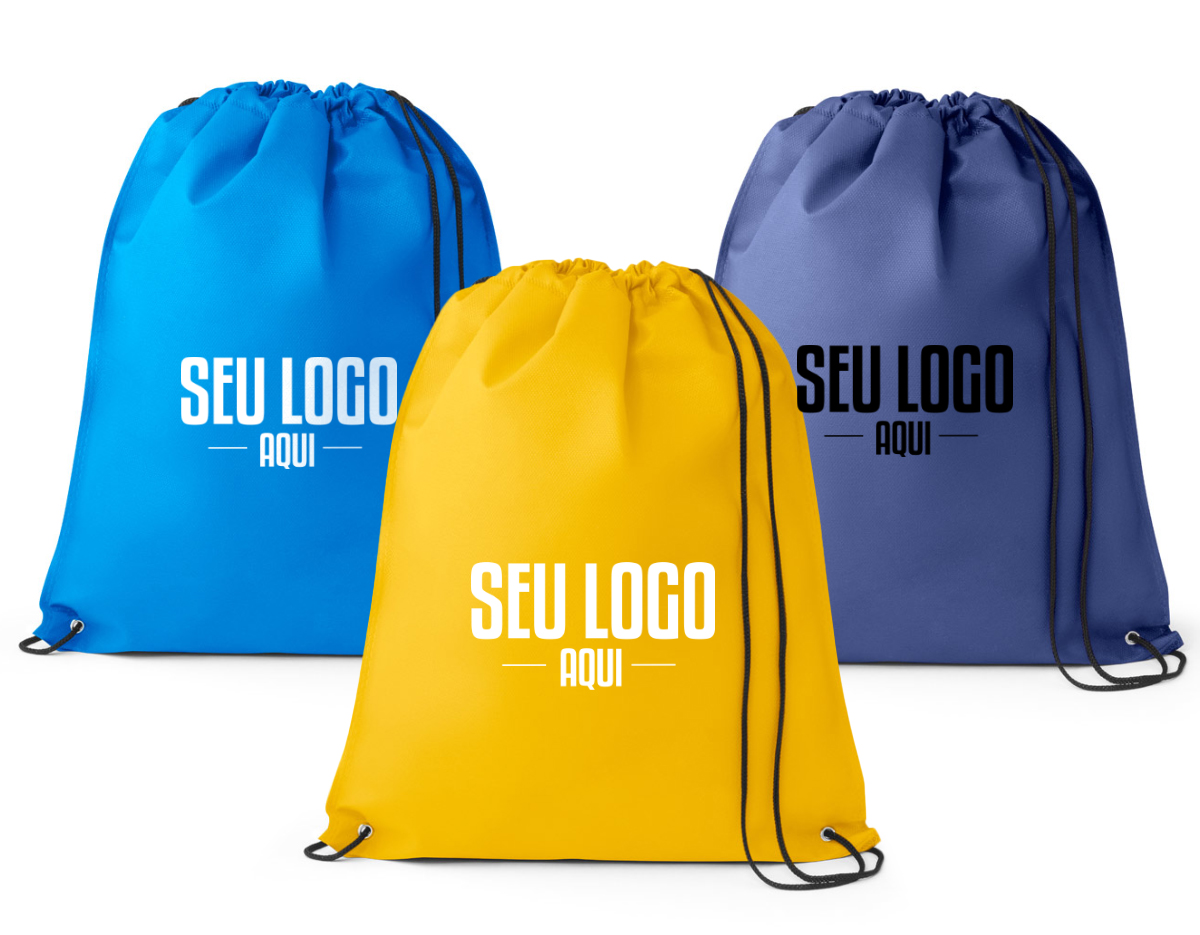 Sacola tipo mochila em non-woven (80 m/g²) termo-selado com ilhós e cordão 4/1 preto. 330 x 400 mm
