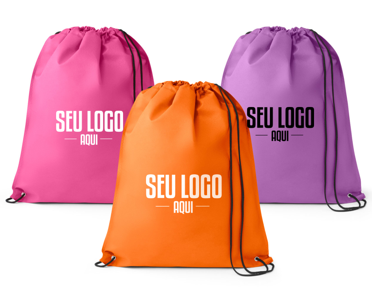 Sacola tipo mochila em non-woven (80 m/g²) termo-selado com ilhós e cordão 4/1 preto. 330 x 400 mm