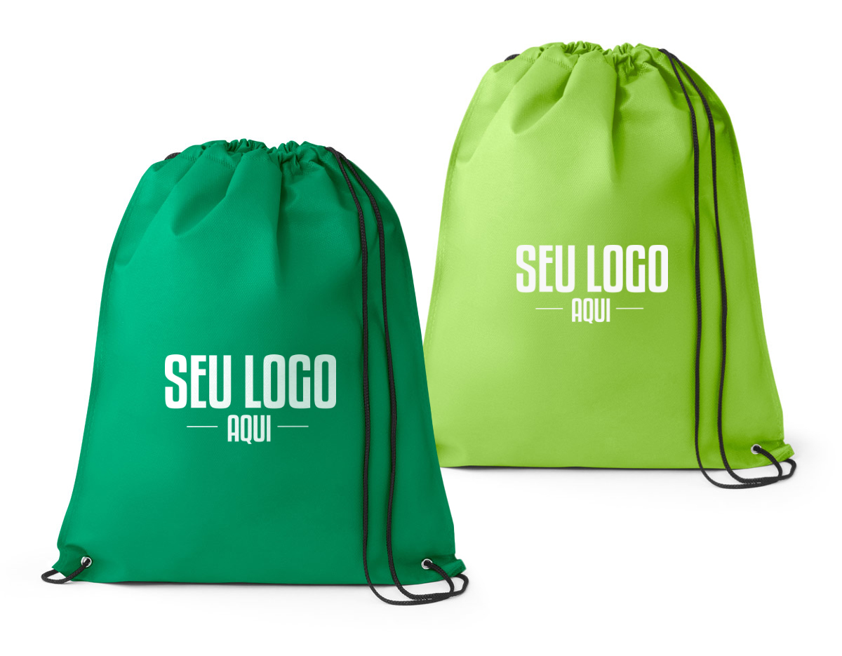 Sacola tipo mochila em non-woven (80 m/g²) termo-selado com ilhós e cordão 4/1 preto. 330 x 400 mm
