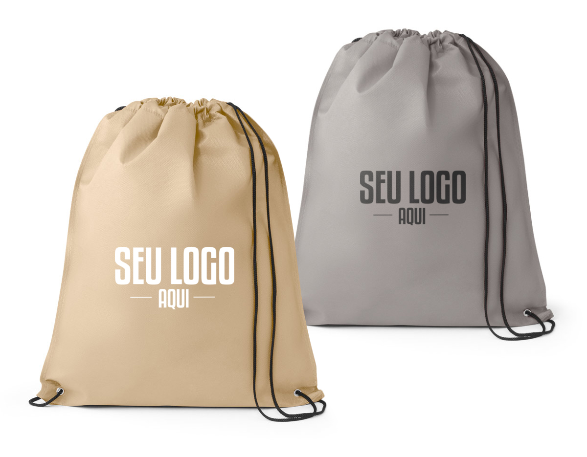 Sacola tipo mochila em non-woven (80 m/g²) termo-selado com ilhós e cordão 4/1 preto. 330 x 400 mm