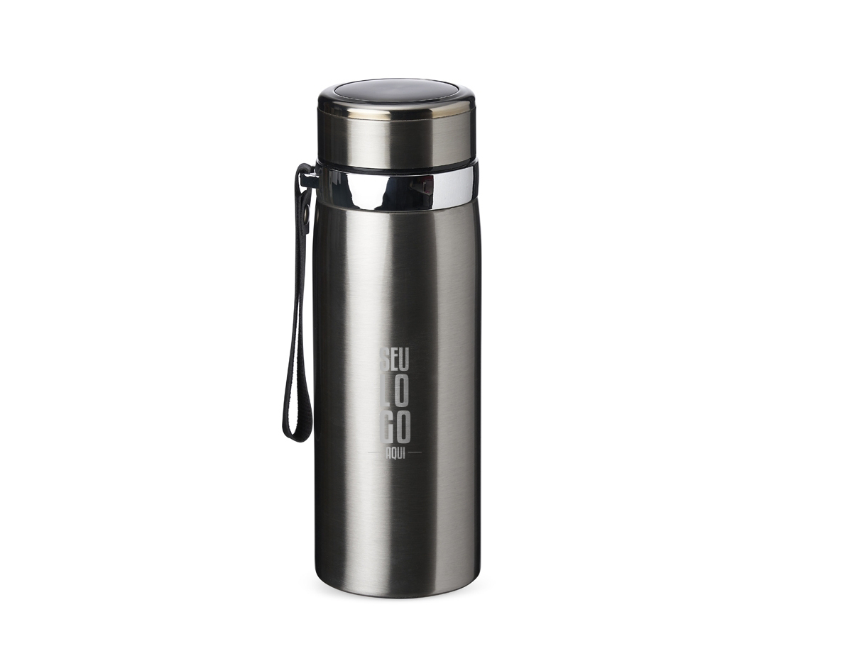 Garrafa térmica 800ml em Inox parede dupla. Possui tampa plástica revestida em Inox com borracha para vedação evitando o vazamento de líquido e prezando a temperatura, infusor e alça em couro sintético.