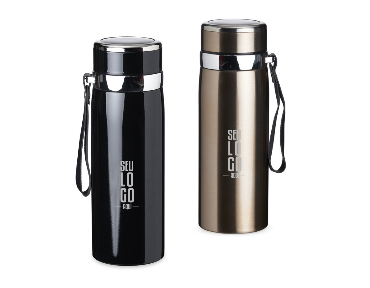 Garrafa térmica 800ml em Inox parede dupla. Possui tampa plástica revestida em Inox com borracha para vedação evitando o vazamento de líquido e prezando a temperatura, infusor e alça em couro sintético.