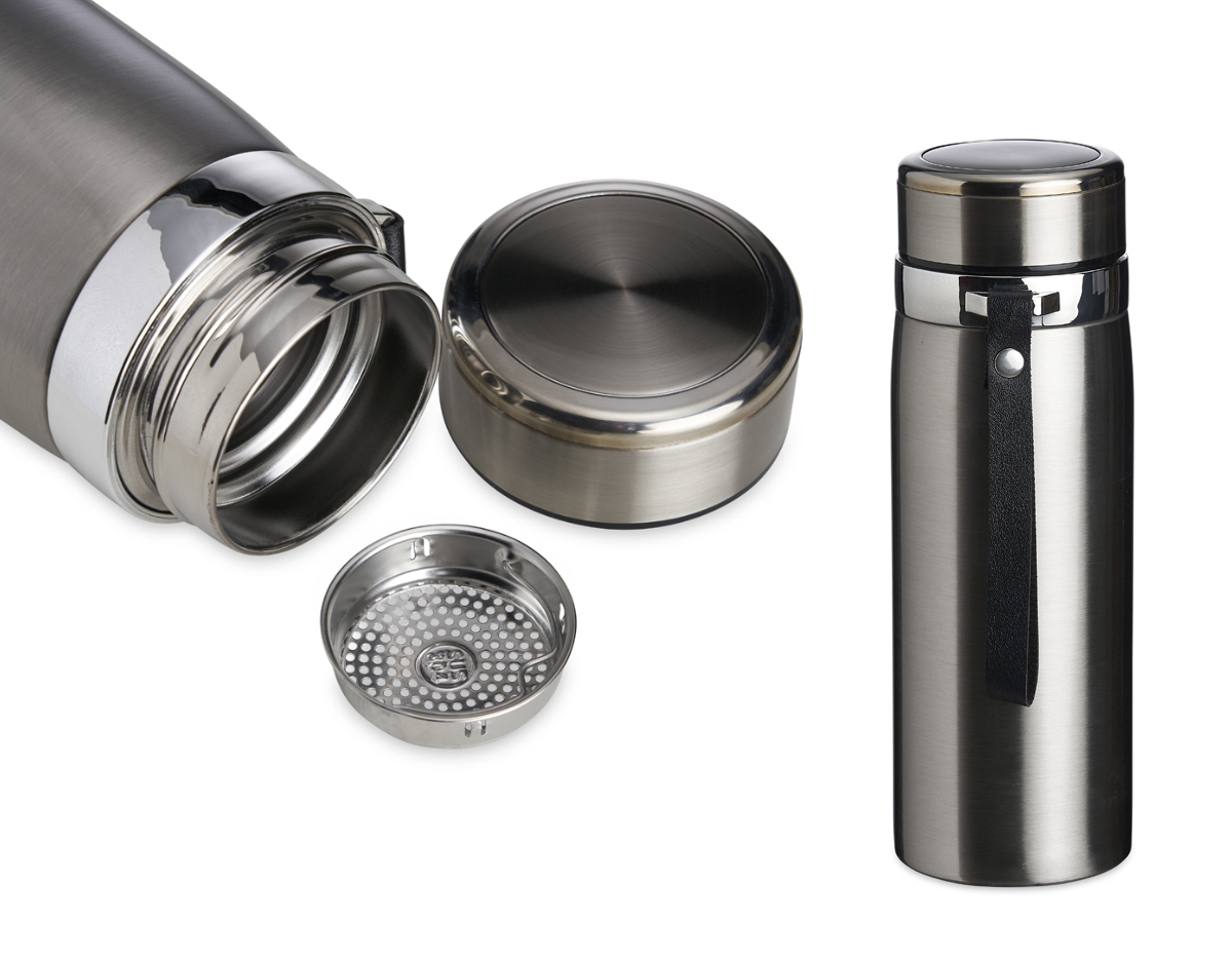 Garrafa térmica 800ml em Inox parede dupla. Possui tampa plástica revestida em Inox com borracha para vedação evitando o vazamento de líquido e prezando a temperatura, infusor e alça em couro sintético.