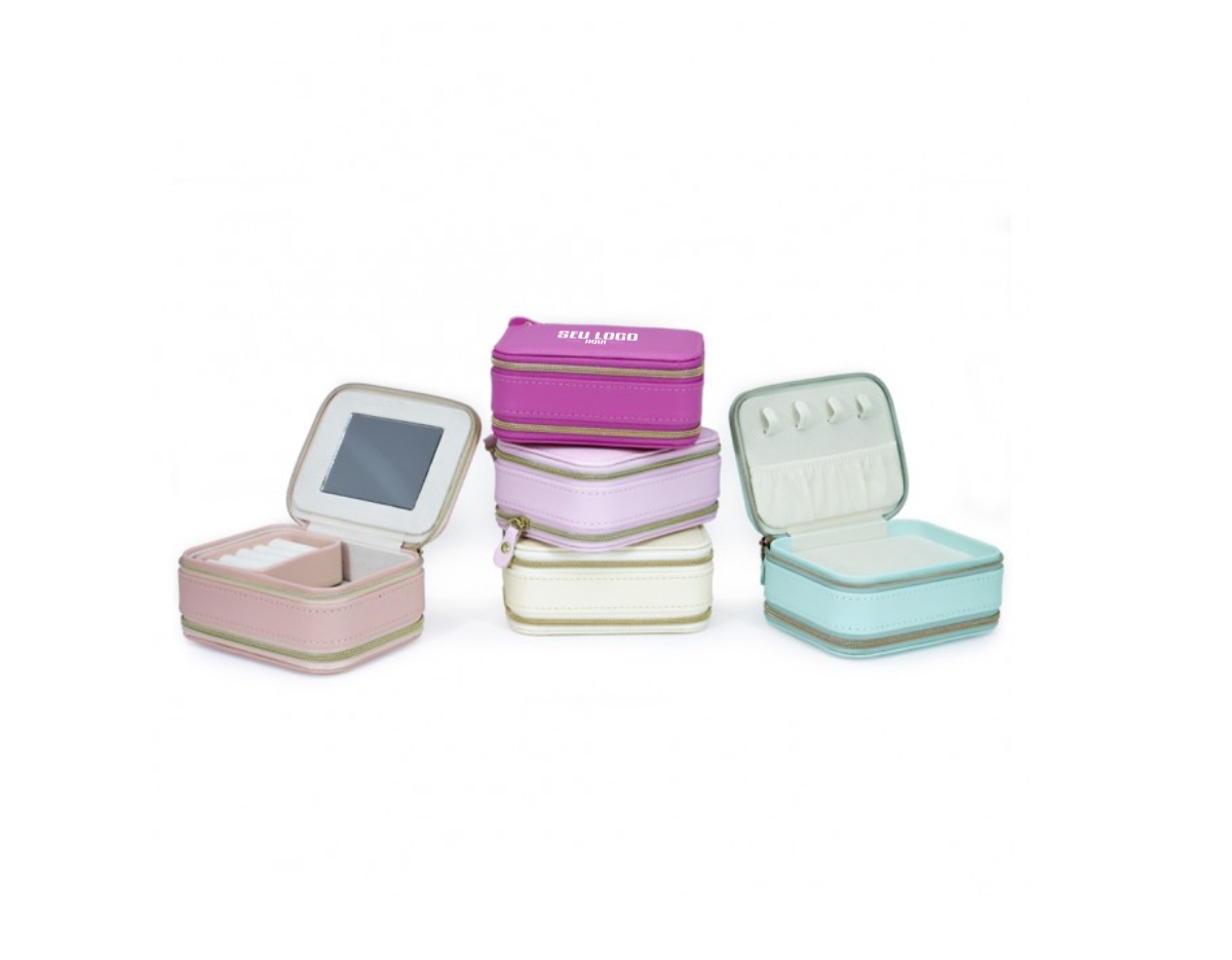 Porta joias de couro sintético com dois compartimentos de revestimento aveludado. Possui compartimento para anéis, brincos, pulseiras e colares.