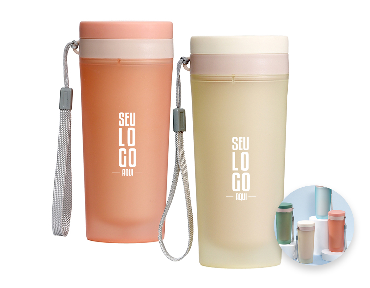 Copo de plástico polipropileno com capacidade para 350ml livre BPA, parede dupla. Acompanha tampa rosqueável e alça de nylon para transporte.