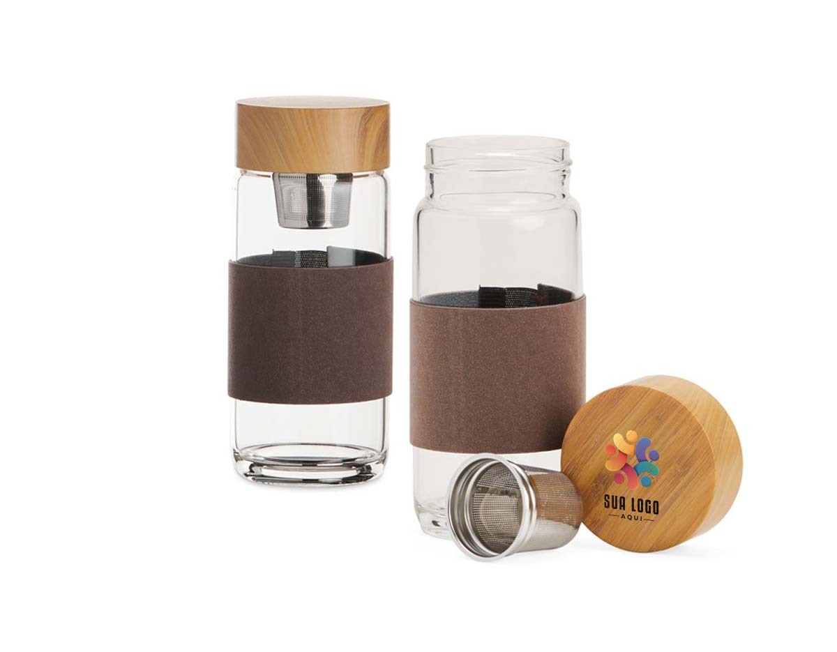 Garrafa de vidro borossilicato com capacidade de 400ml, acompanha infusor e luva de tecido sintético. Tampa plástico com design de bambu.