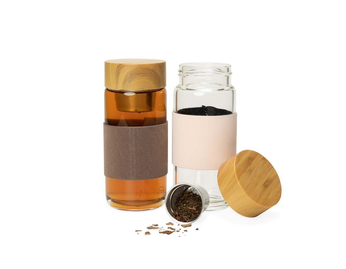 Garrafa de vidro borossilicato com capacidade de 400ml, acompanha infusor e luva de tecido sintético. Tampa plástico com design de bambu.