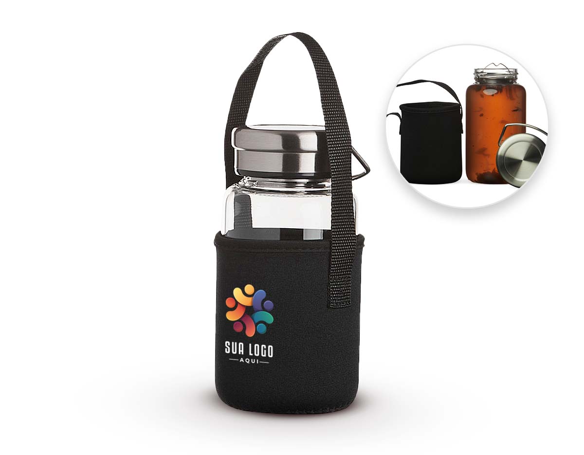 Garrafa de vidro borossilicato com capacidade de 650ml, acompanha peneira infusora e capa de neoprene com alça para transporte. Tampa de alumínio com alça para transporte.
