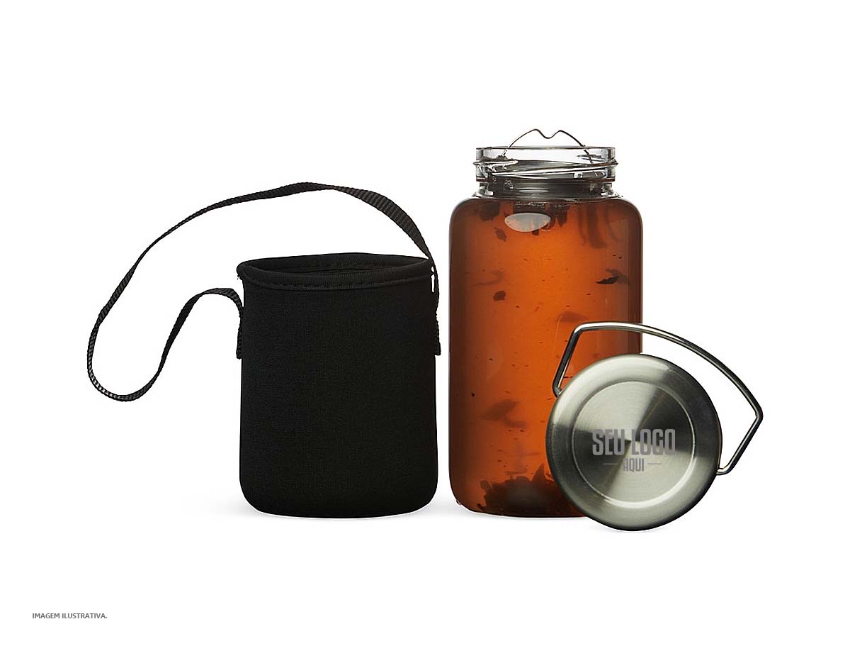 Garrafa de vidro borossilicato com capacidade de 650ml, acompanha peneira infusora e capa de neoprene com alça para transporte. Tampa de alumínio com alça para transporte.
