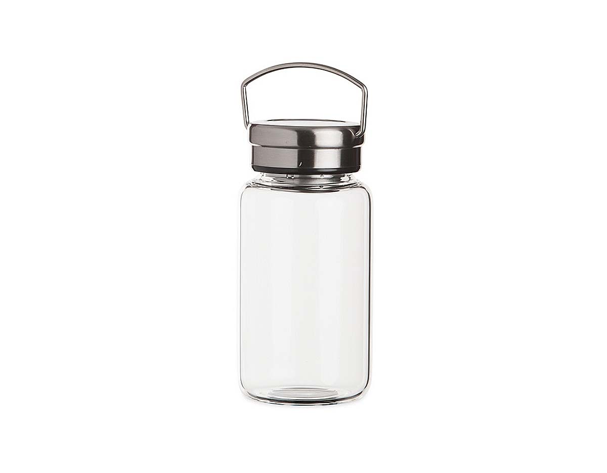 Garrafa de vidro borossilicato com capacidade de 650ml, acompanha peneira infusora e capa de neoprene com alça para transporte. Tampa de alumínio com alça para transporte.
