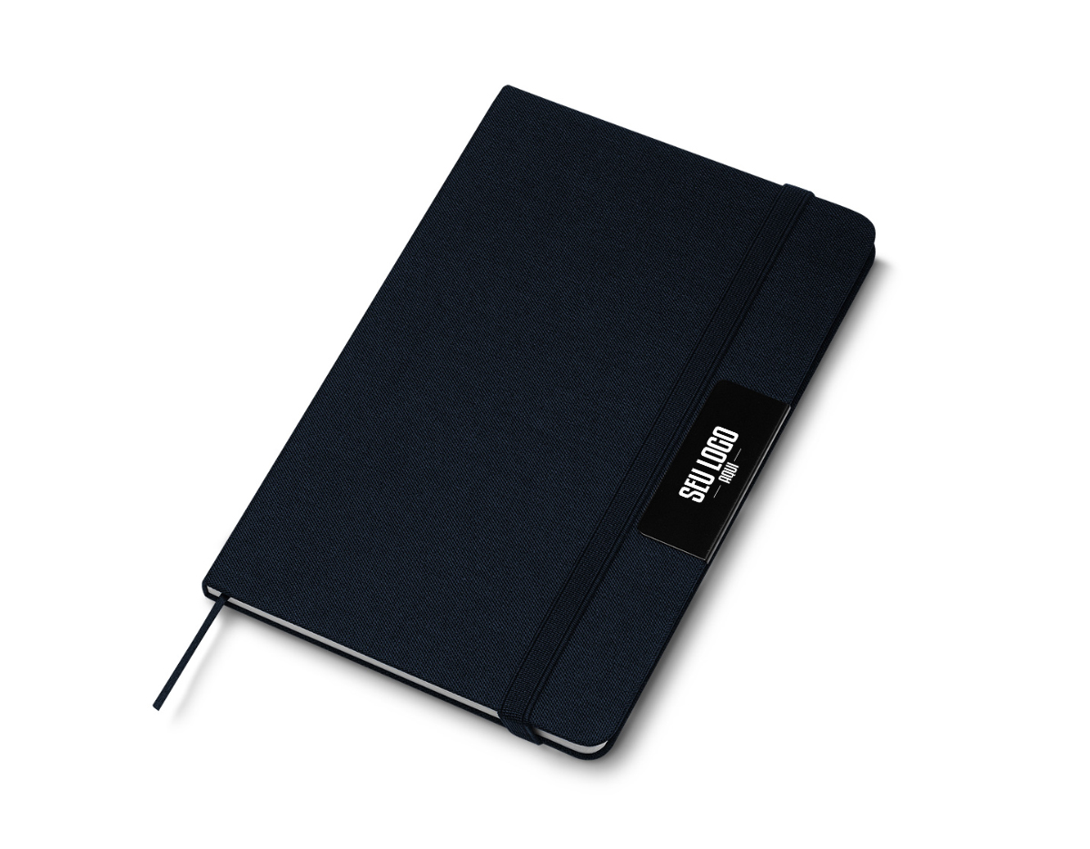 Bloco de anotações com pauta,  com placa de metal para personalização, fechamento em fita elástica, capa dura em material reciclável, miolo com 80 folhas pautadas na cor bege. NÃO ACOMPANHA CANETA.