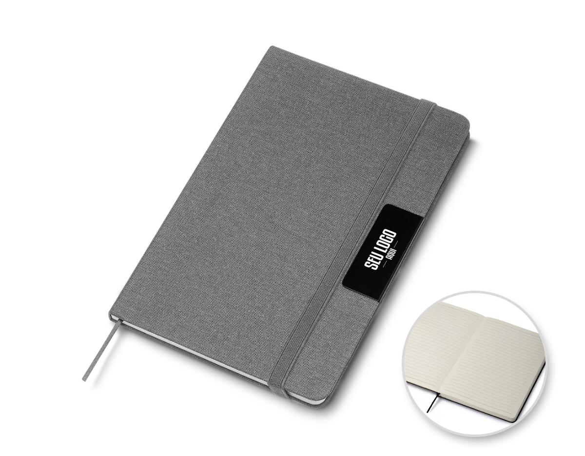 Bloco de anotações com pauta,  com placa de metal para personalização, fechamento em fita elástica, capa dura em material reciclável, miolo com 80 folhas pautadas na cor bege. NÃO ACOMPANHA CANETA.