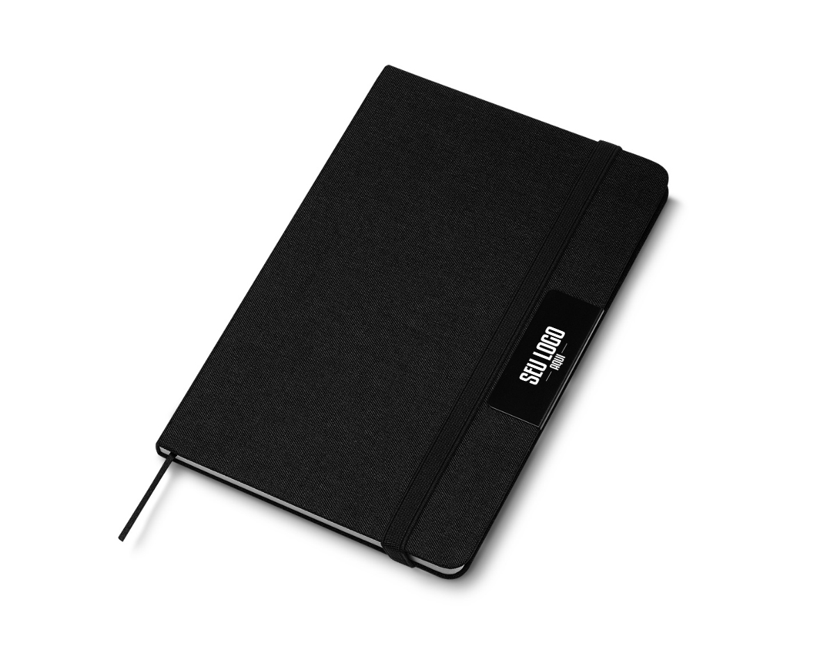 Bloco de anotações com pauta,  com placa de metal para personalização, fechamento em fita elástica, capa dura em material reciclável, miolo com 80 folhas pautadas na cor bege. NÃO ACOMPANHA CANETA.