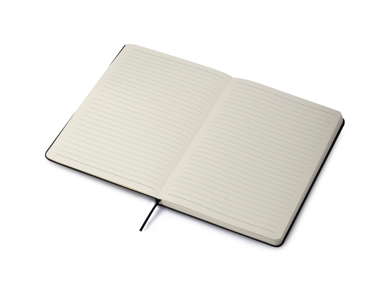 Bloco de anotações com pauta,  com placa de metal para personalização, fechamento em fita elástica, capa dura em material reciclável, miolo com 80 folhas pautadas na cor bege. NÃO ACOMPANHA CANETA.