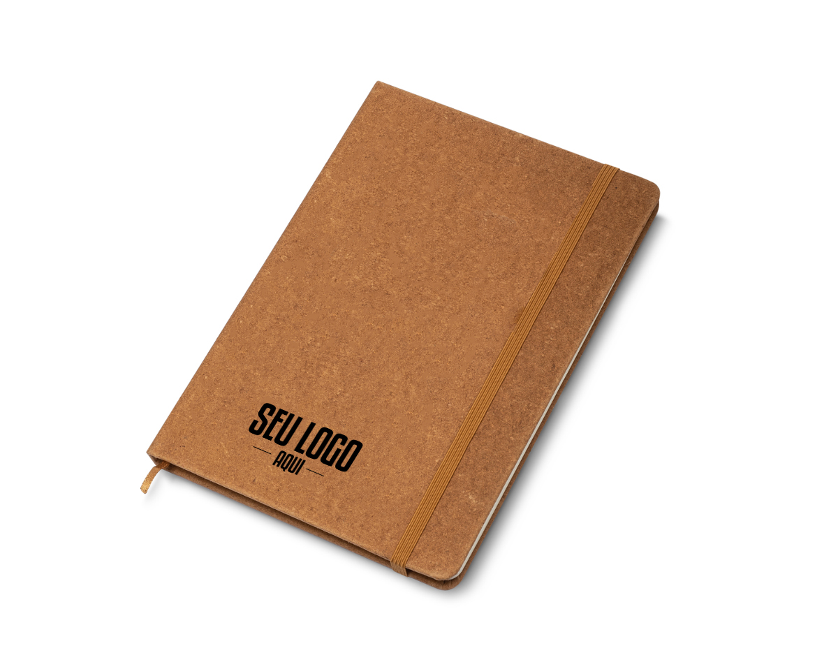 Kit caderno de anotações e caneta. O kit acompanha a caneta, e sua embalagem é presentável. O caderno de anotações é feito de material reciclável que imita a representação do couro, em capa dura com miolo 80 folhas pautadas na cor bege