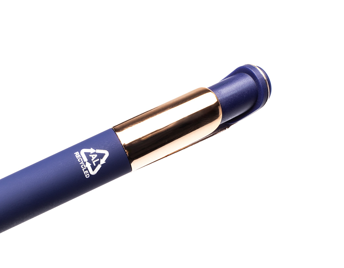 Caneta elegante com corpo em metal, escrita na cor azul. Compatível com refil padrão tipo Parker. Possui ponta touch emborrachada para uso em telas sensíveis ao toque.
Observação: Não acompanha refil, apenas a caneta.