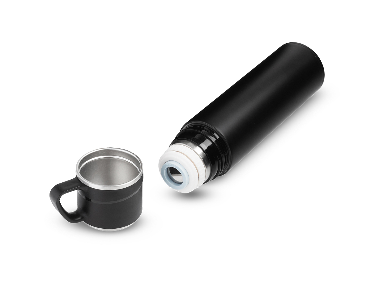 Garrafa térmica em aço inox com parede dupla isolada a vácuo, com capacidade de até 550ml. Tampa removível que possibilita o uso como caneca, anel de silicone para vedação