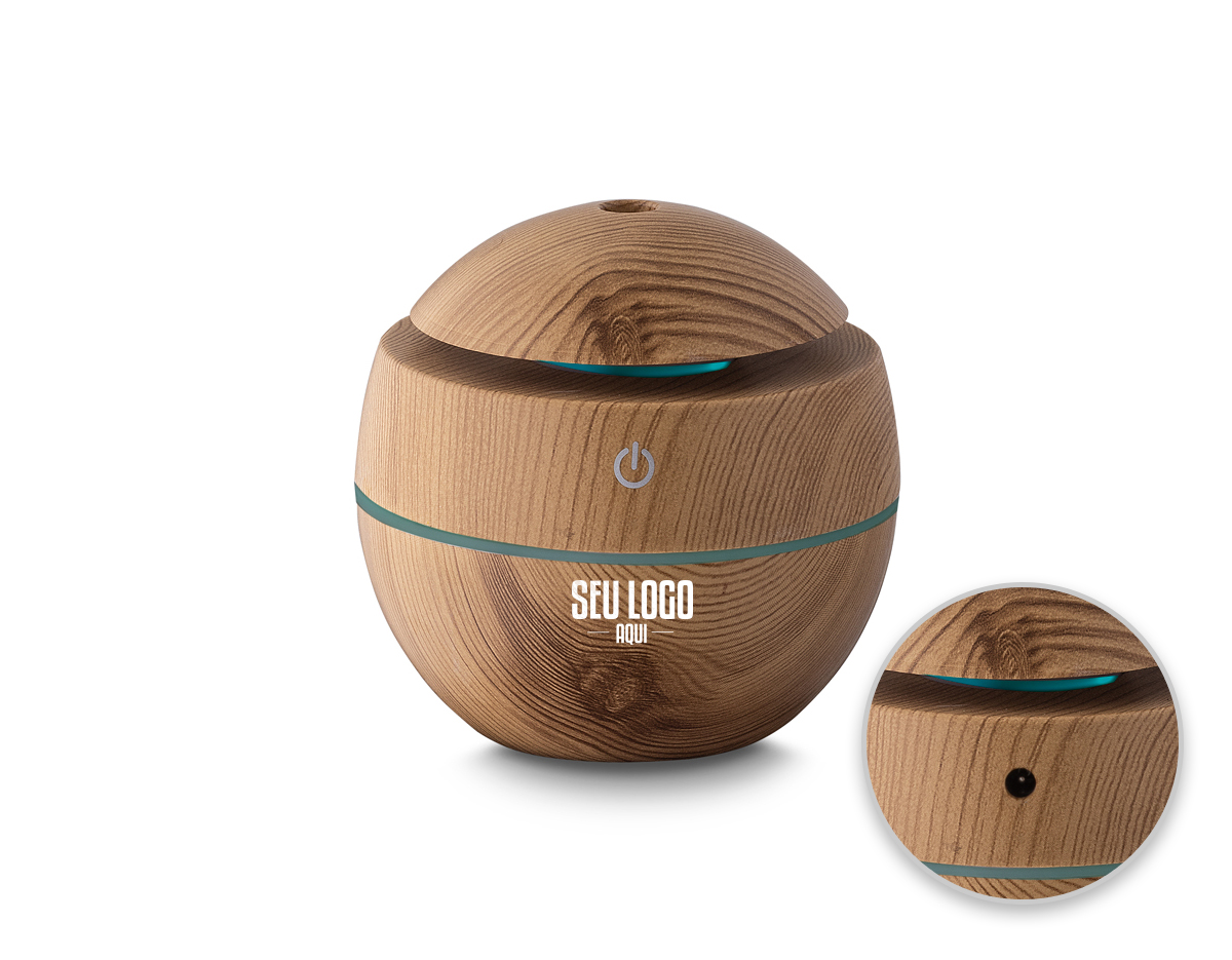 Umidificador de ar com difusor de óleo essencial à base de água via USB. Feito com ABS reciclável+ PP imitando madeira, com capacidade de 120ml. Na parte superior tem um faixa que acende, ideal para uso em escritório ou em casa.
Acompanha cabo USB.