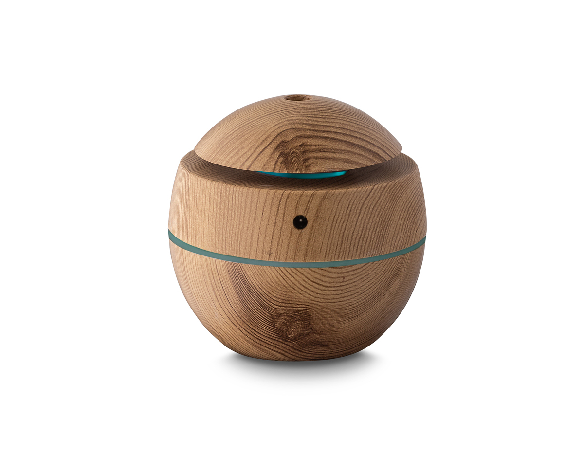 Umidificador de ar com difusor de óleo essencial à base de água via USB. Feito com ABS reciclável+ PP imitando madeira, com capacidade de 120ml. Na parte superior tem um faixa que acende, ideal para uso em escritório ou em casa.
Acompanha cabo USB.