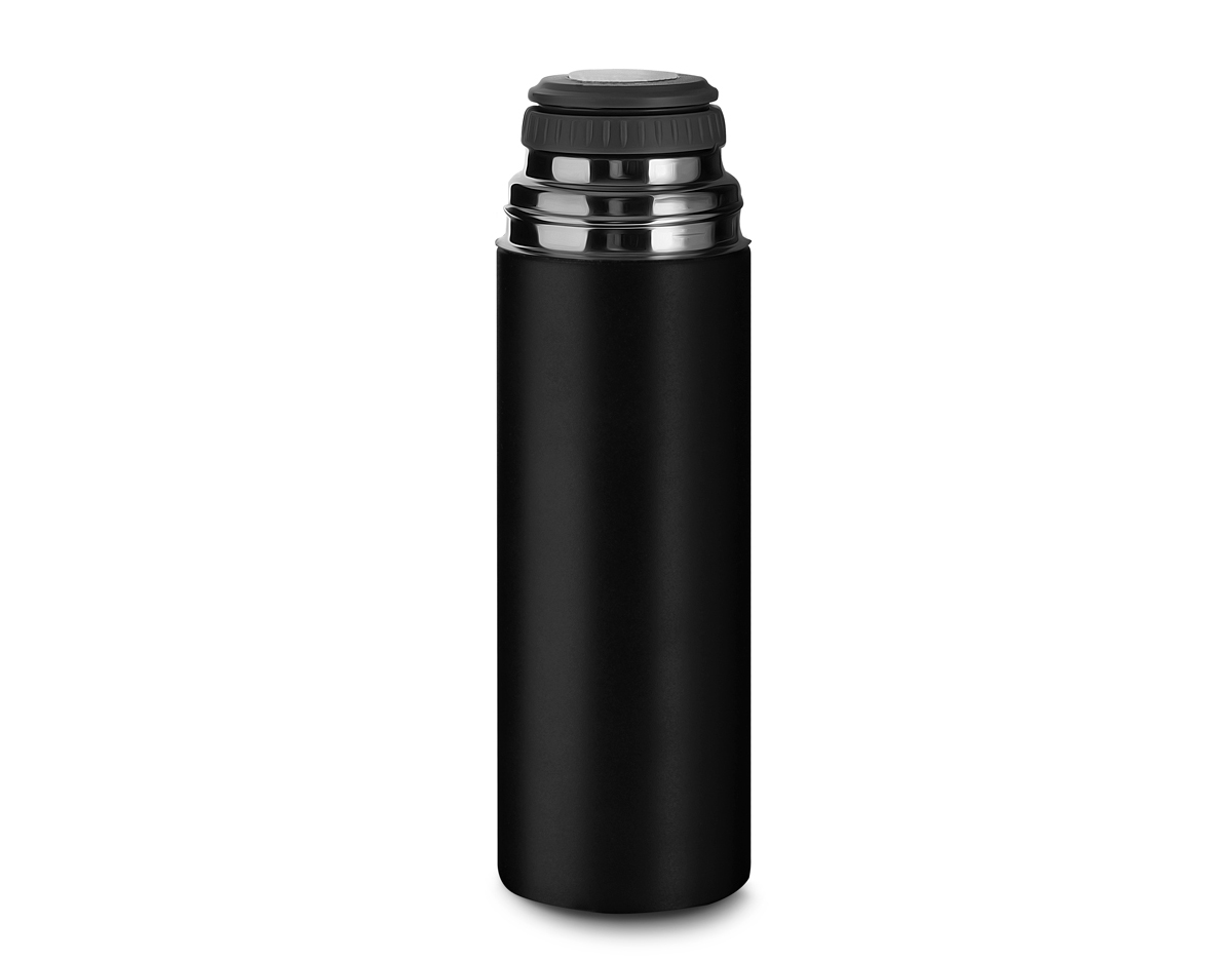 Kit Garrafa e copo ideal para cafés, chás e dividir a bebida para mais pessoas. 
Acompanha:
1 garrafa térmica em aço inox com parde dupla isolada a vácuo com capacidade para 500ml
3 canecas com alça de 100ml
A caixa e a sacola do kit são na cor preta, a embalagem é presentável