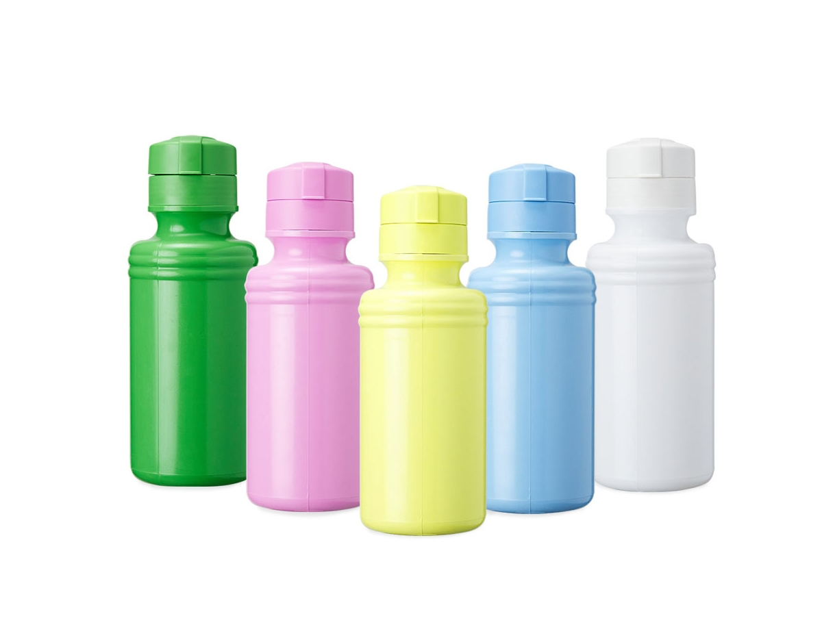 Squeeze plástica com capacidade de 550ml. Tampa rosqueável com bocal.