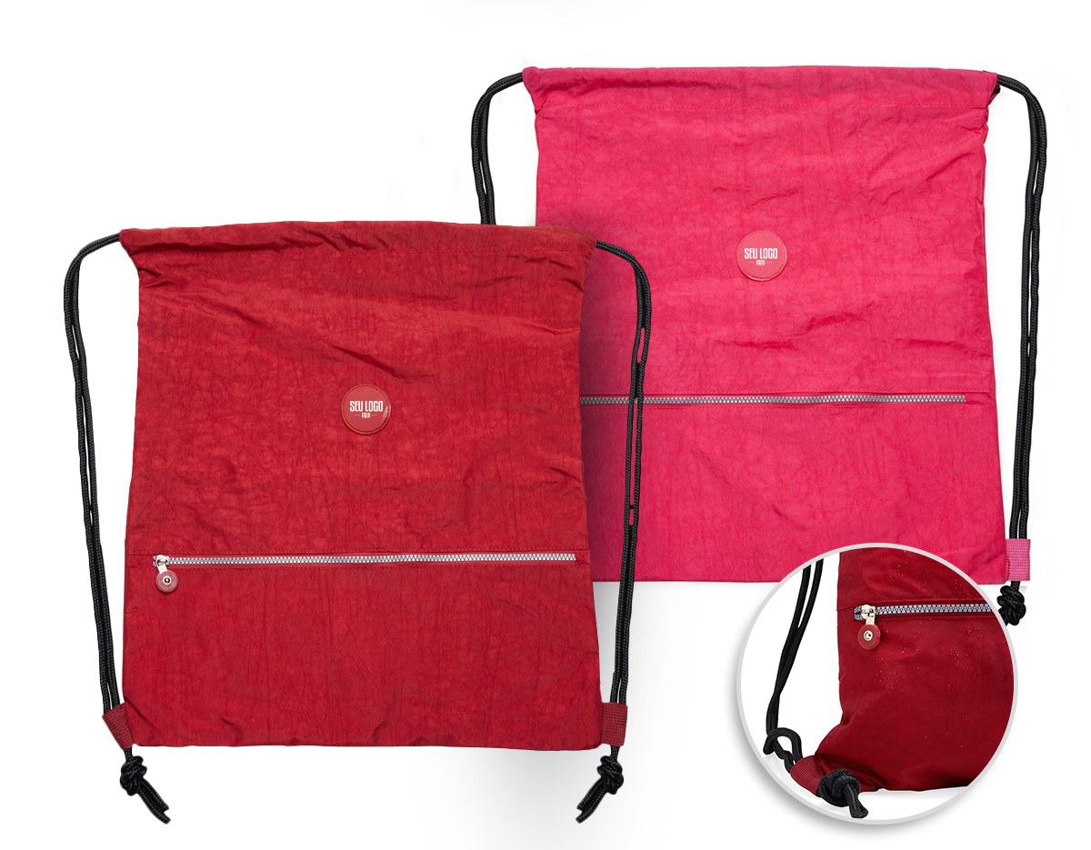 Mochila saco em nylon impermeável com bolso frontal de zíper e placa emborrachada personalizável.