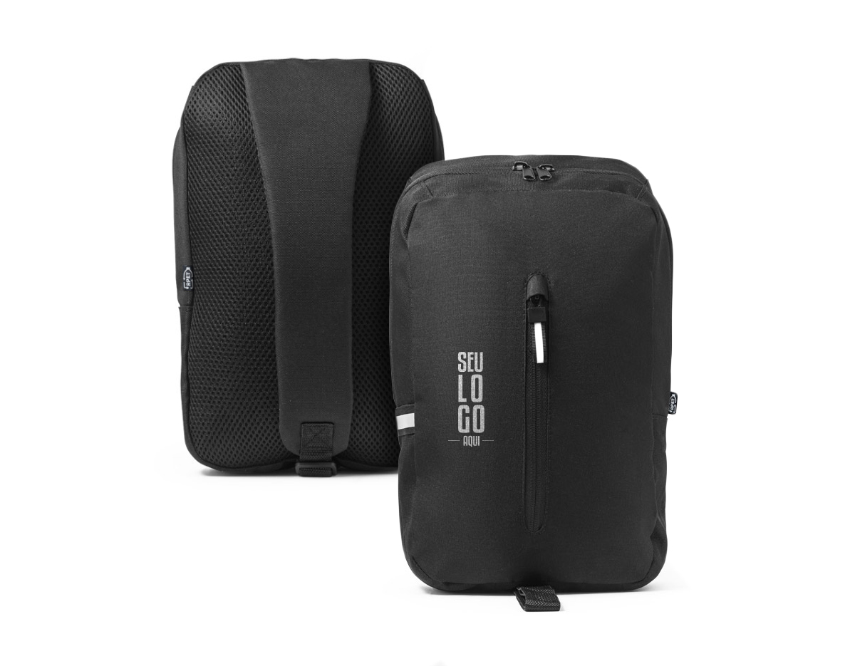 Mochila à tiracolo em 300D rPET e 600D rPET. Possui compartimento principal e bolso frontal com fecho. Contém elementos refletores e um elástico interior para transporte de garrafa. As alças e a parte posterior são almofadadas. 200 x 340 x 80 mm
